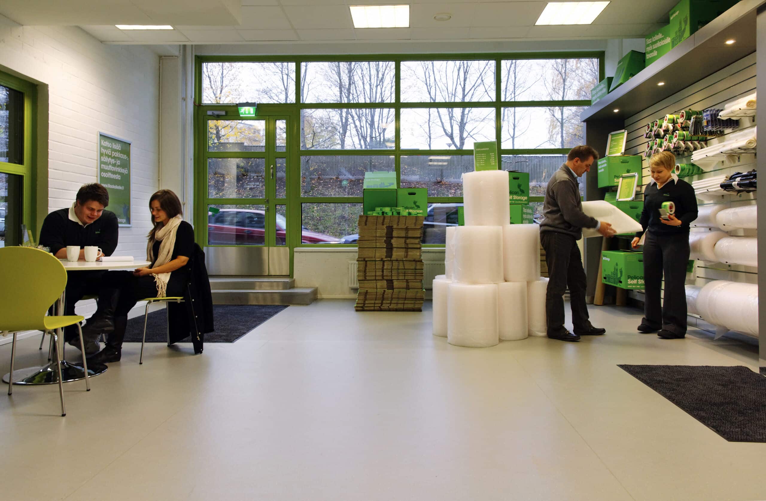 Showroom med kunder hos Pelican Self Storage