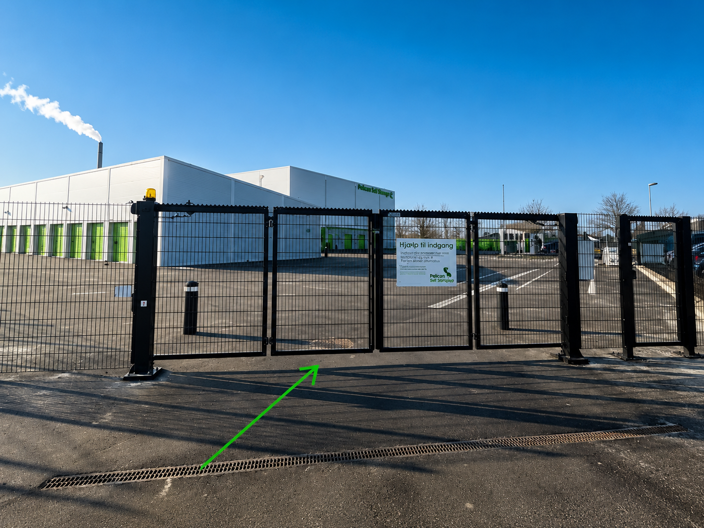 Indgangsport til Pelican Self Storage i Skovlunde