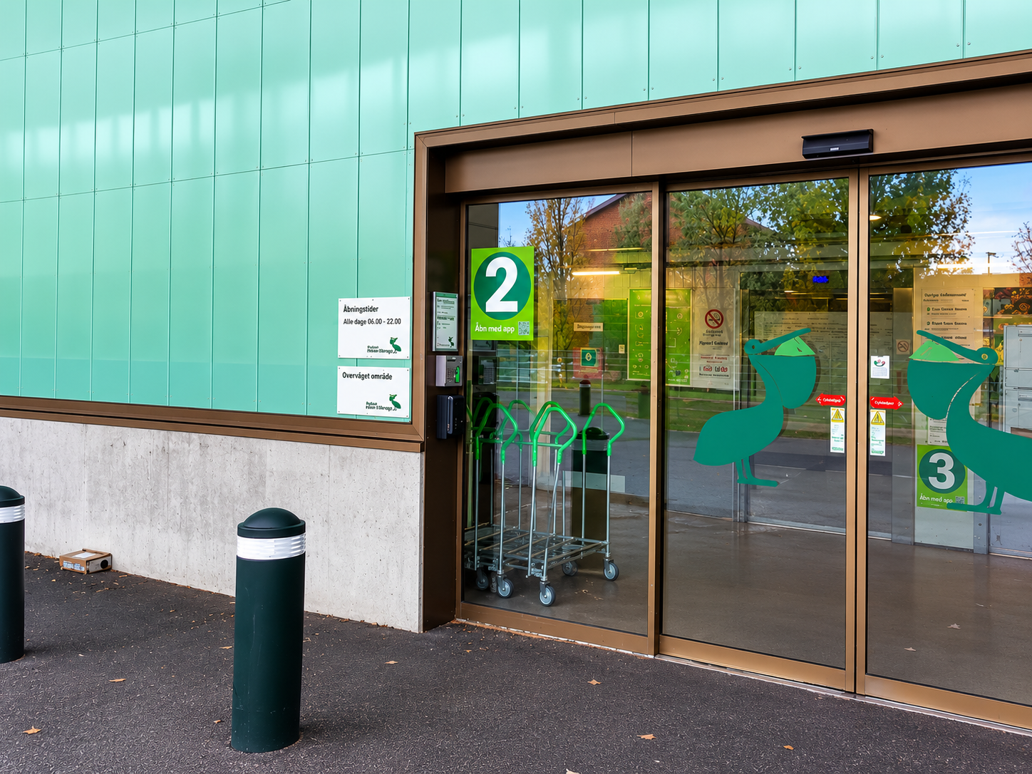 Sliding-door entrance to Nordvest